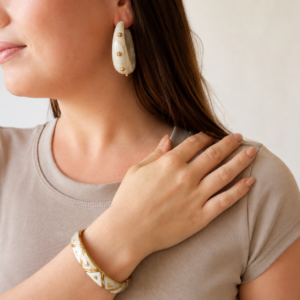 Resin hoops met studs bohemian festival armband bangle